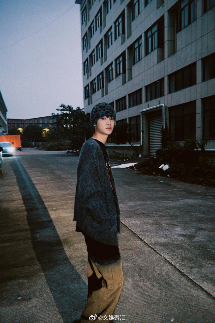 黄明昊天冷了大家多穿衣服  黄明昊冬日ootd九宫格  看黄明昊如此这般晒冬日o