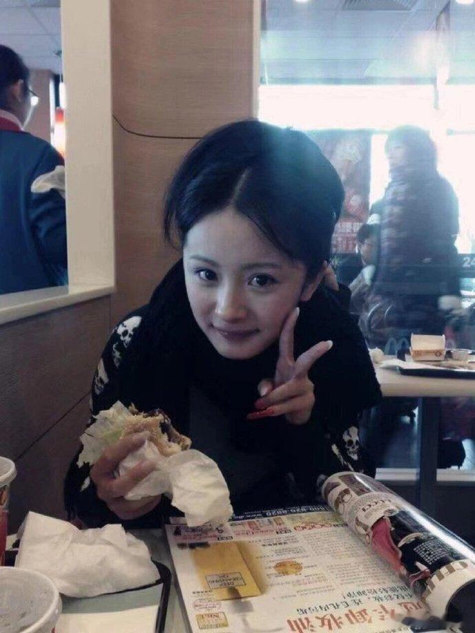 女明星早期的眼神里透露出来的那种清澈感，真的是现在看不到的！！！ ​ ​​​