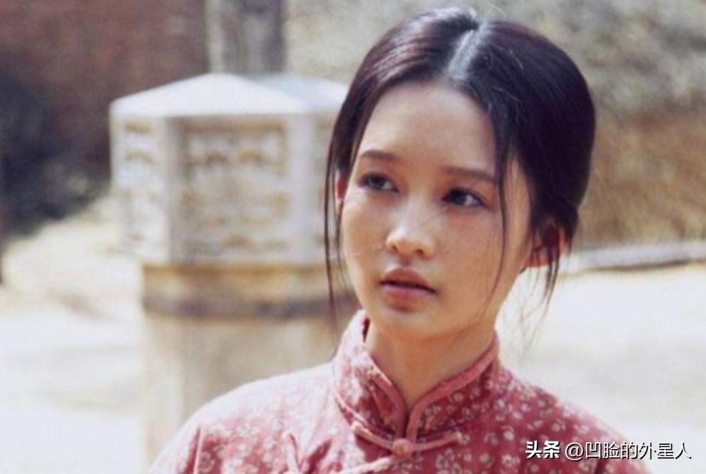 当年在拍摄《白鹿原》时，31岁的李沁与53岁的何冰躺在床上，抱了很久。事后，李沁