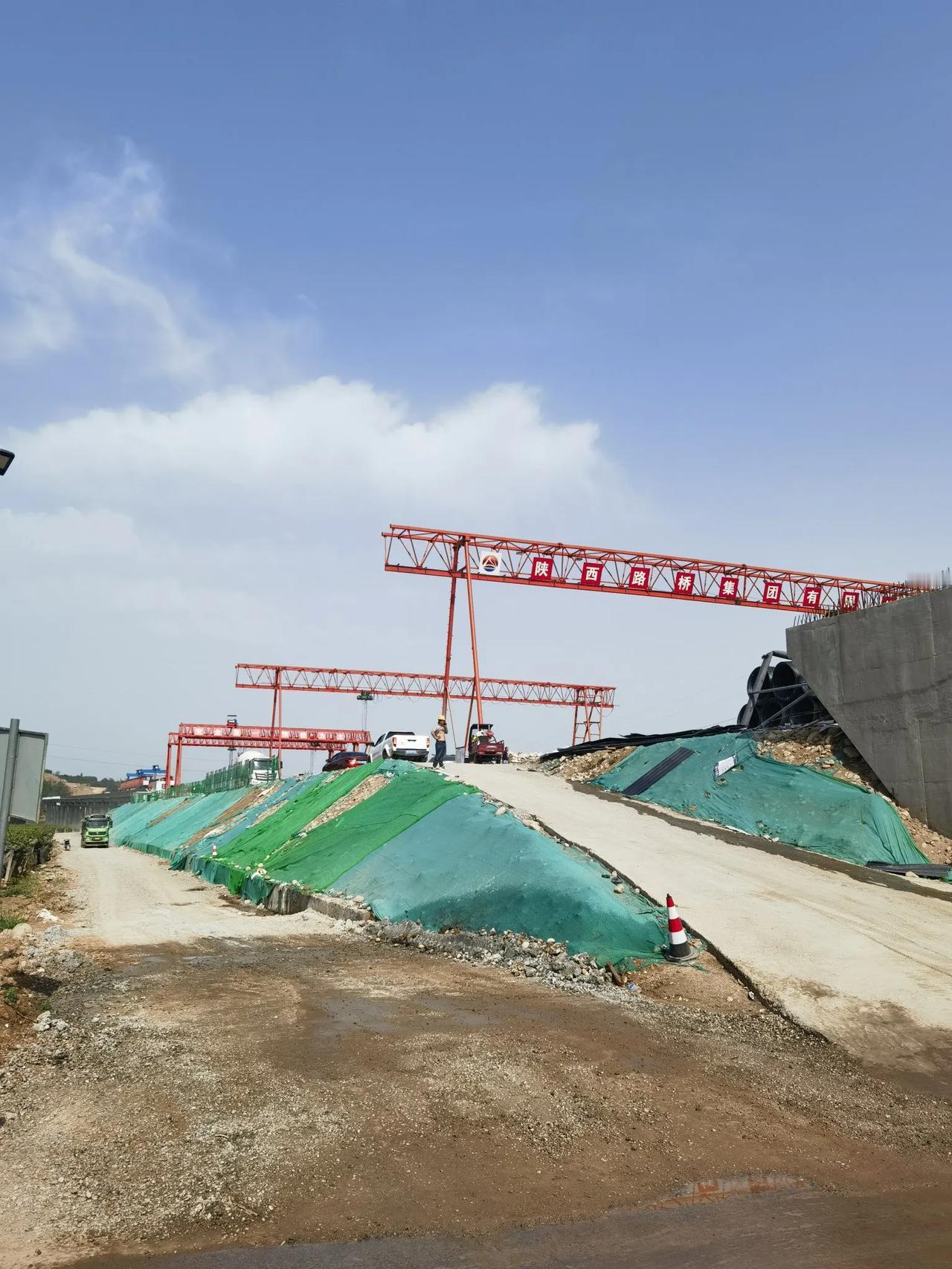 鄠周眉高速公路与周至青竹二路什字建设热火朝天，5月3日工人没有休息依然加班，请各