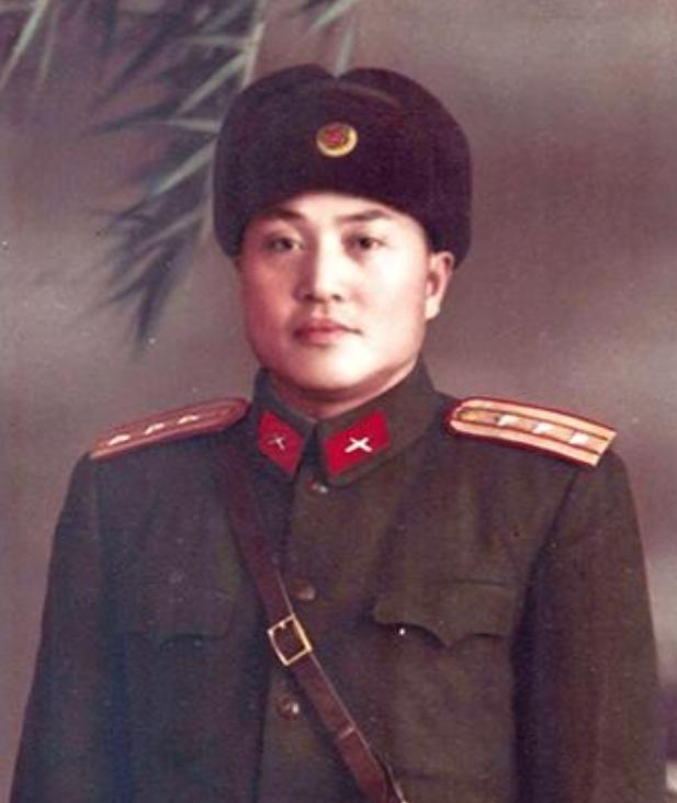 1942年，新四军侦察股长凌少农，私下向日本人购买布料，对方说：“你看起来像军人