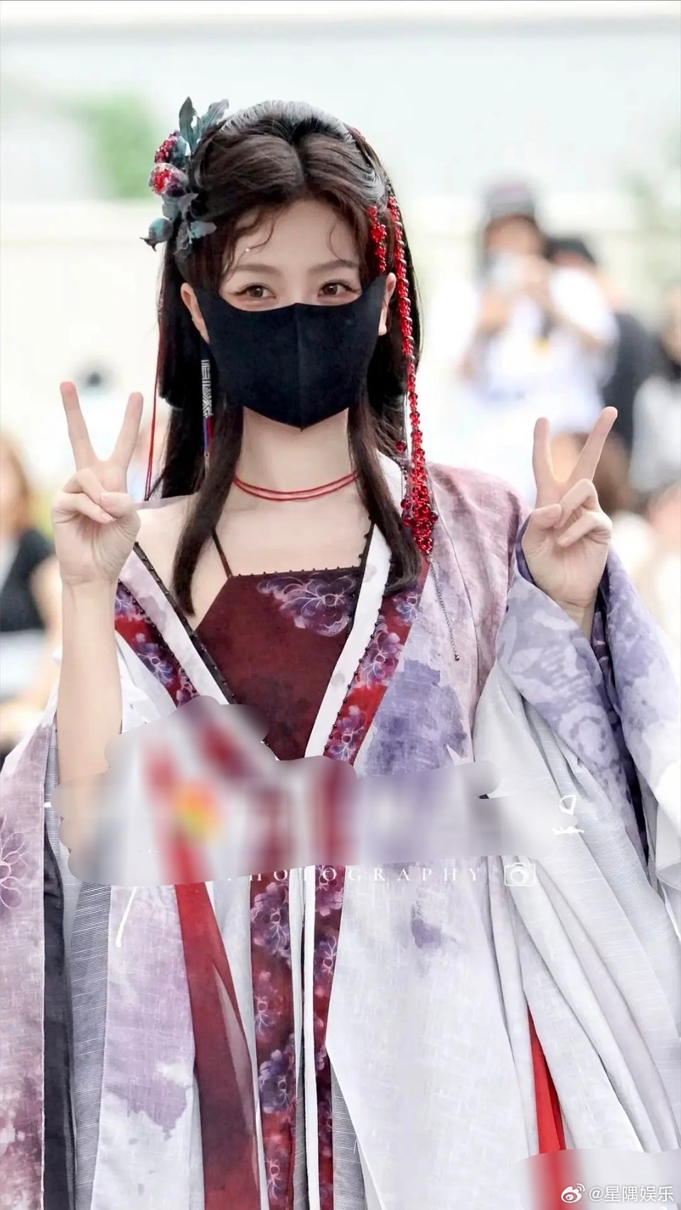 虞书欣化全妆了还戴口罩，这得多在意自己会被拍到丑照啊