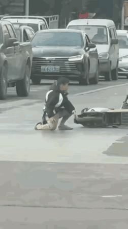 这应该摔的不轻才会这样，可不是因为穿拖鞋地滑