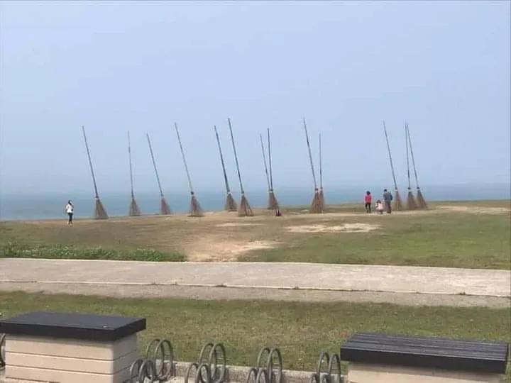 #庆哥评论# 原来岛内备战真的拿出扫把？😏

在岛内滨海公路的旅途中，潮境公园