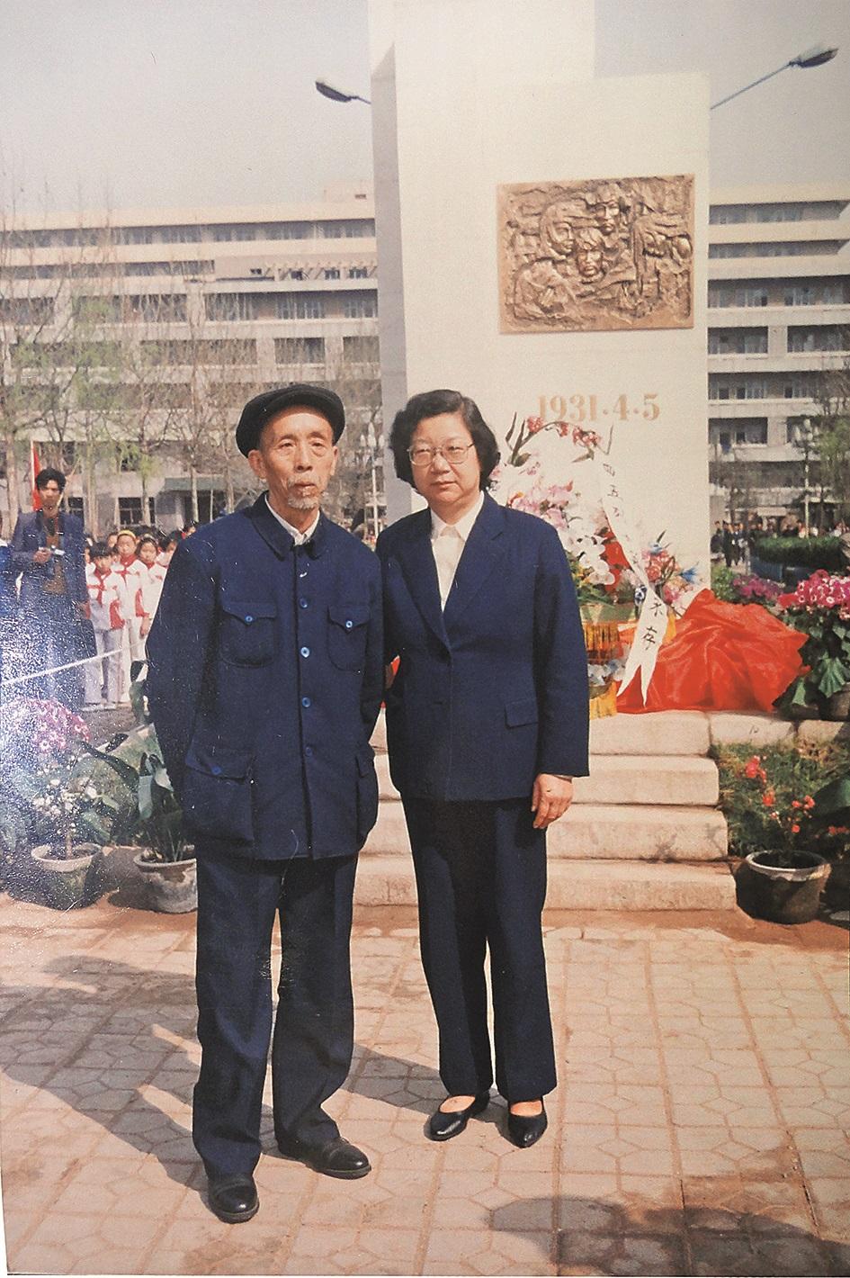 1989年，“四五”烈士邓恩铭弟弟邓恩光、刘谦初之女刘松林参加济南市槐荫区四五烈