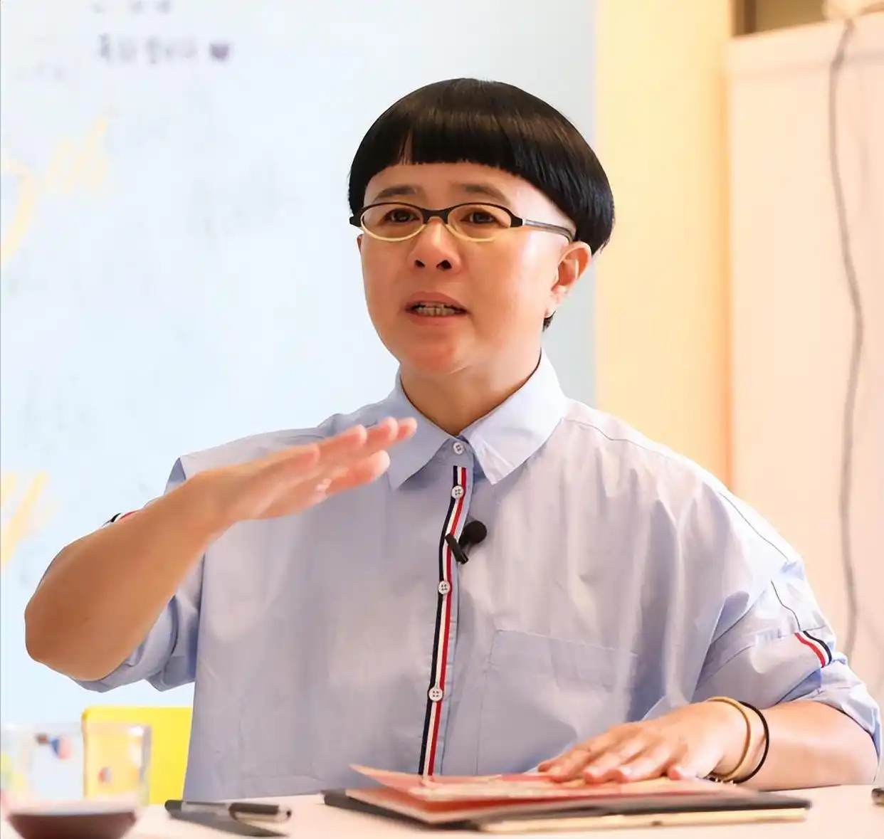 金龟子自曝每月退休金8900块，跟老公在青岛养老日子过得挺滋润，结果被一帮人骂是