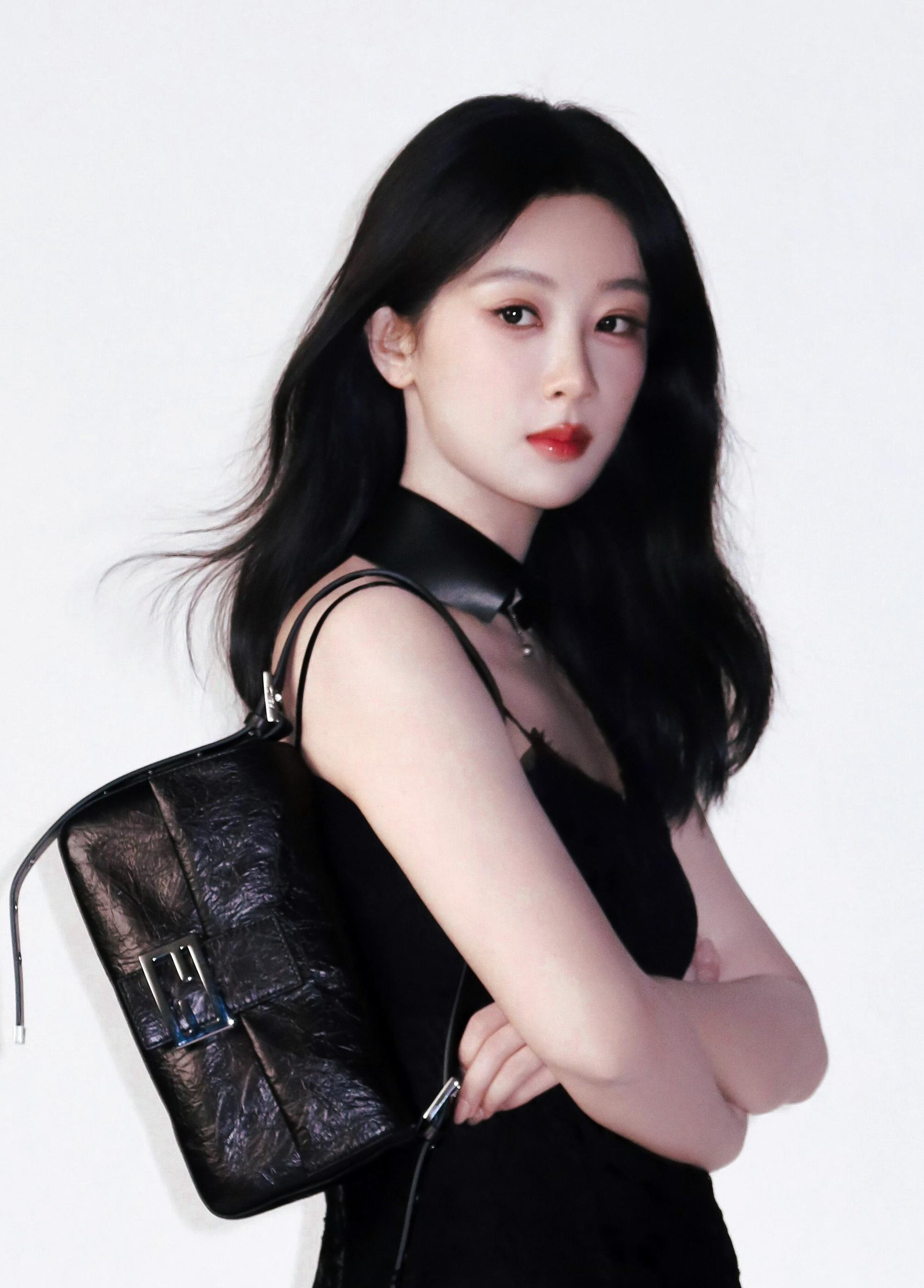 杨紫  视后好美啊啊好期待明天的视后杨紫出发广州机场路透
