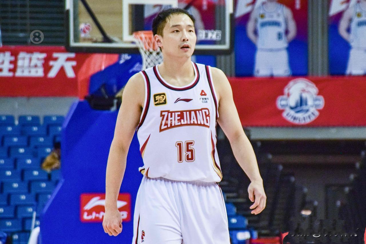 据报道，前浙江男篮球员王奕博将在新赛季加盟青岛男篮。青岛男篮为其提供三年顶薪合同