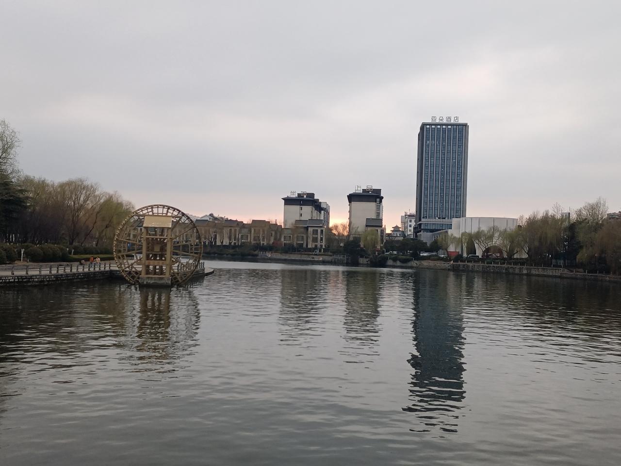 正月十四傍晚散步拍到的雨后晚霞、月亮（图片来源：老山兰随手拍）