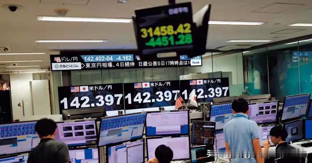 一个在日本的越南技能实习生，现在每个月往家里寄的钱，比三年前少了快一半。他面前摆