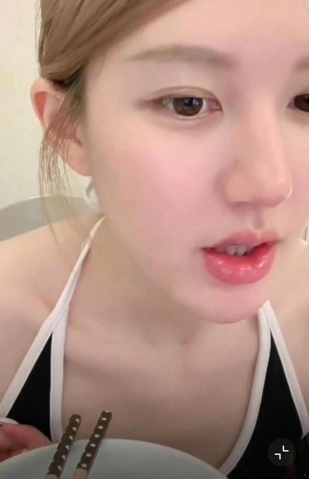 赵露思 之前有个艺人高速倒车到底是谁啊，干嘛说一半就不能说了，呜呜呜，搞得我太好