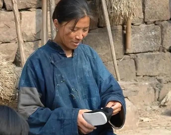 迟蓬老师的感染力太强，一个眼神，一次回望，“此去经年、生死未卜”的诀别之痛，戳痛