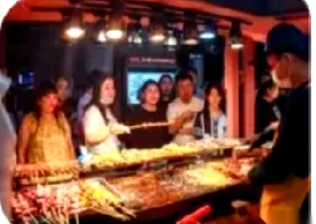 深夜，沈阳。
18个小伙子，吃光了180串炸串，干掉了5瓶白酒。
老板娘追出去的