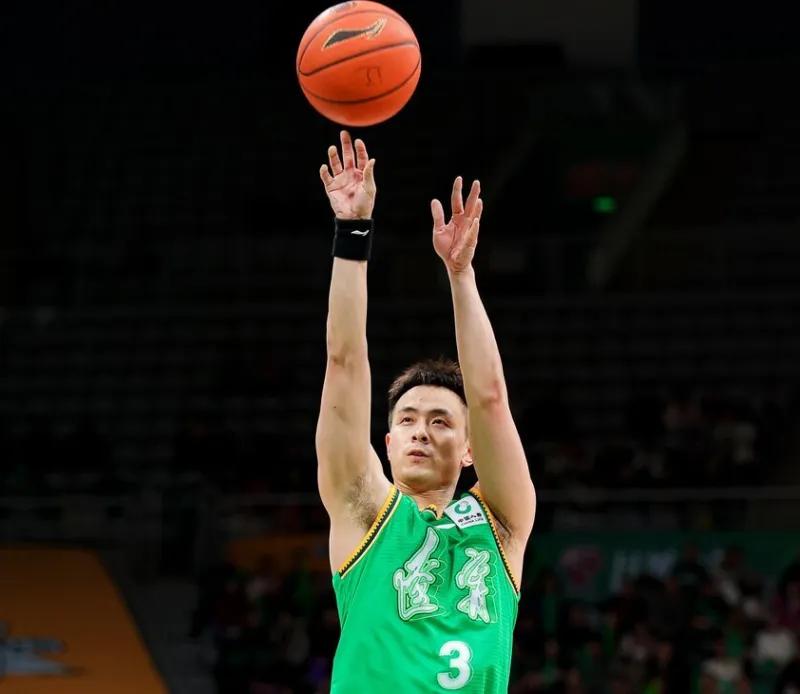 赵继伟近2场比赛投篮21中2，本赛季投篮命中率36%
03月29日讯，在CBA常