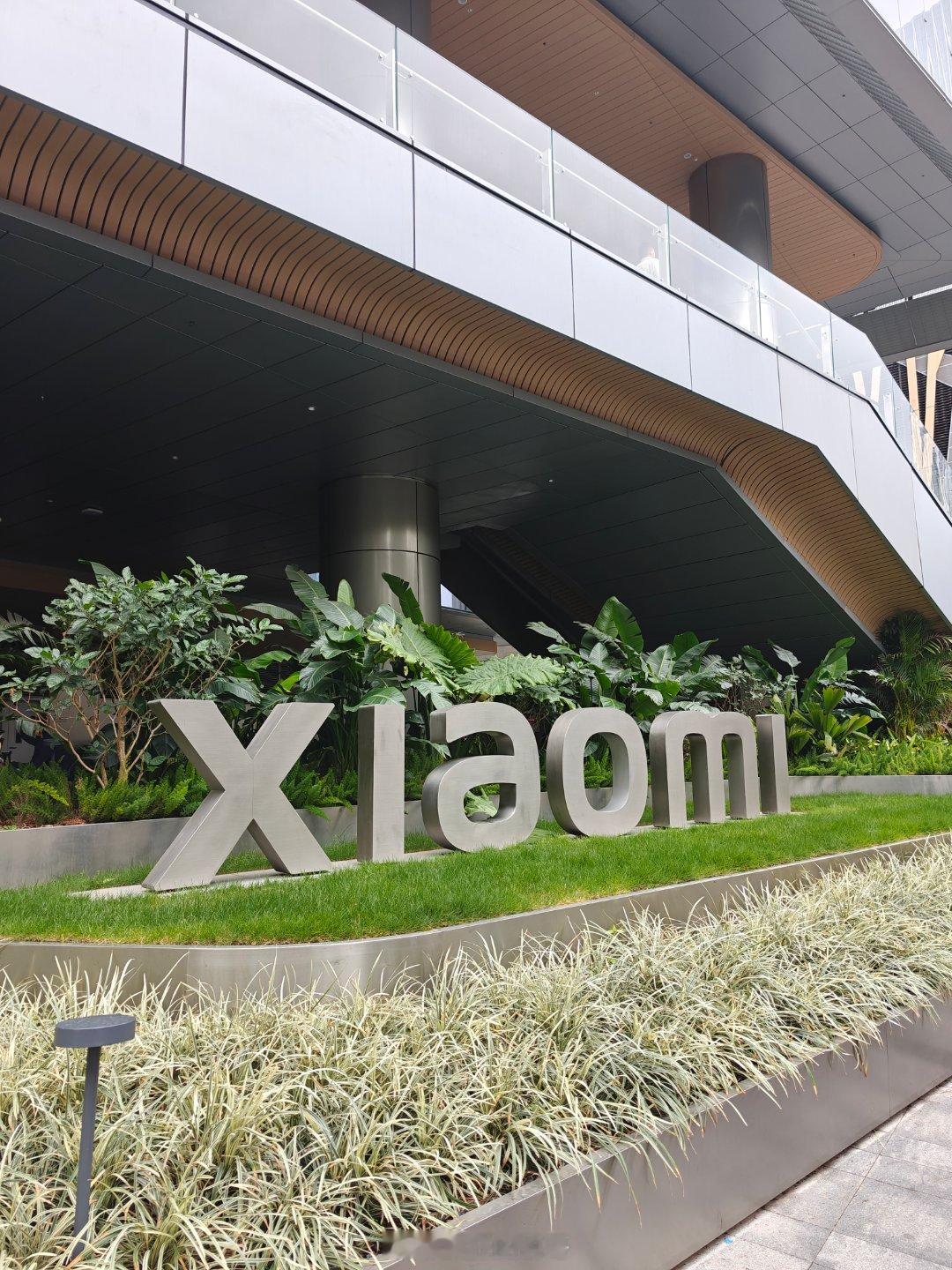 路过小米深圳大厦，启用半年多了，这位置也是核心地段，边上是深圳人才公园、深圳湾万