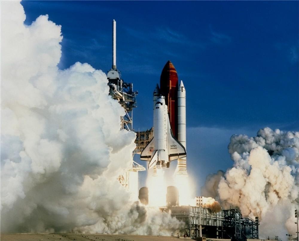 1991年，苏联一名宇航员刚飞上太空，国家解体了。他被丢在太空上747天。当他好