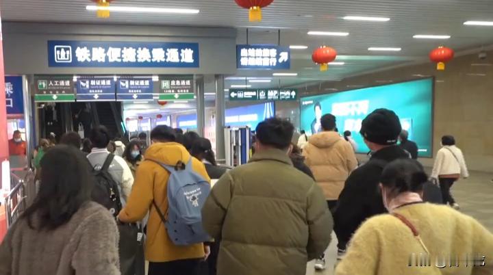 “为应对春运节前客流高峰，全国多地铁路部门密集加开“夕发朝至”夜间高铁，有效缓解