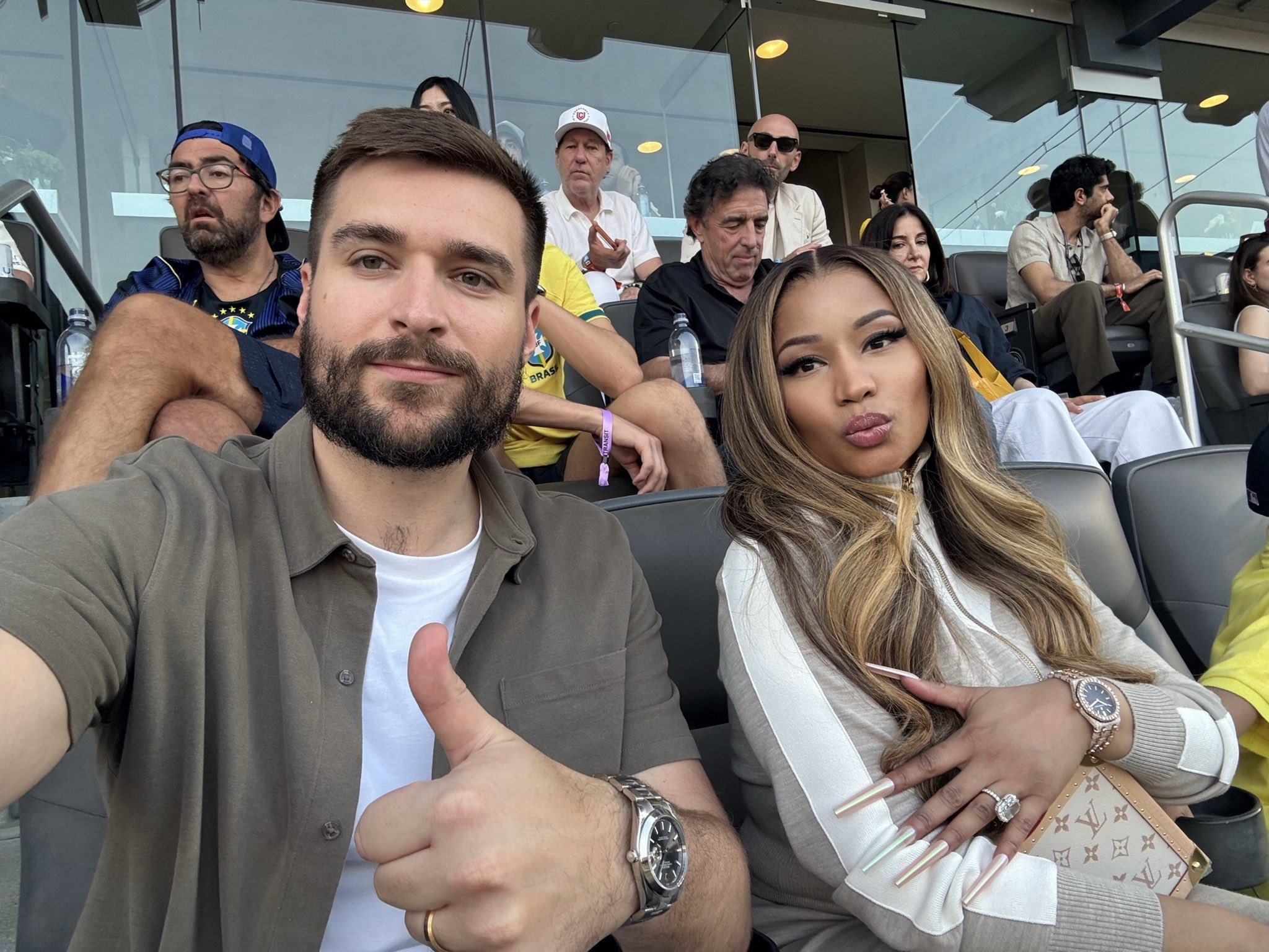 【📸】说唱女王Nicki Minaj 和特朗普顾问Alex Bruesewit