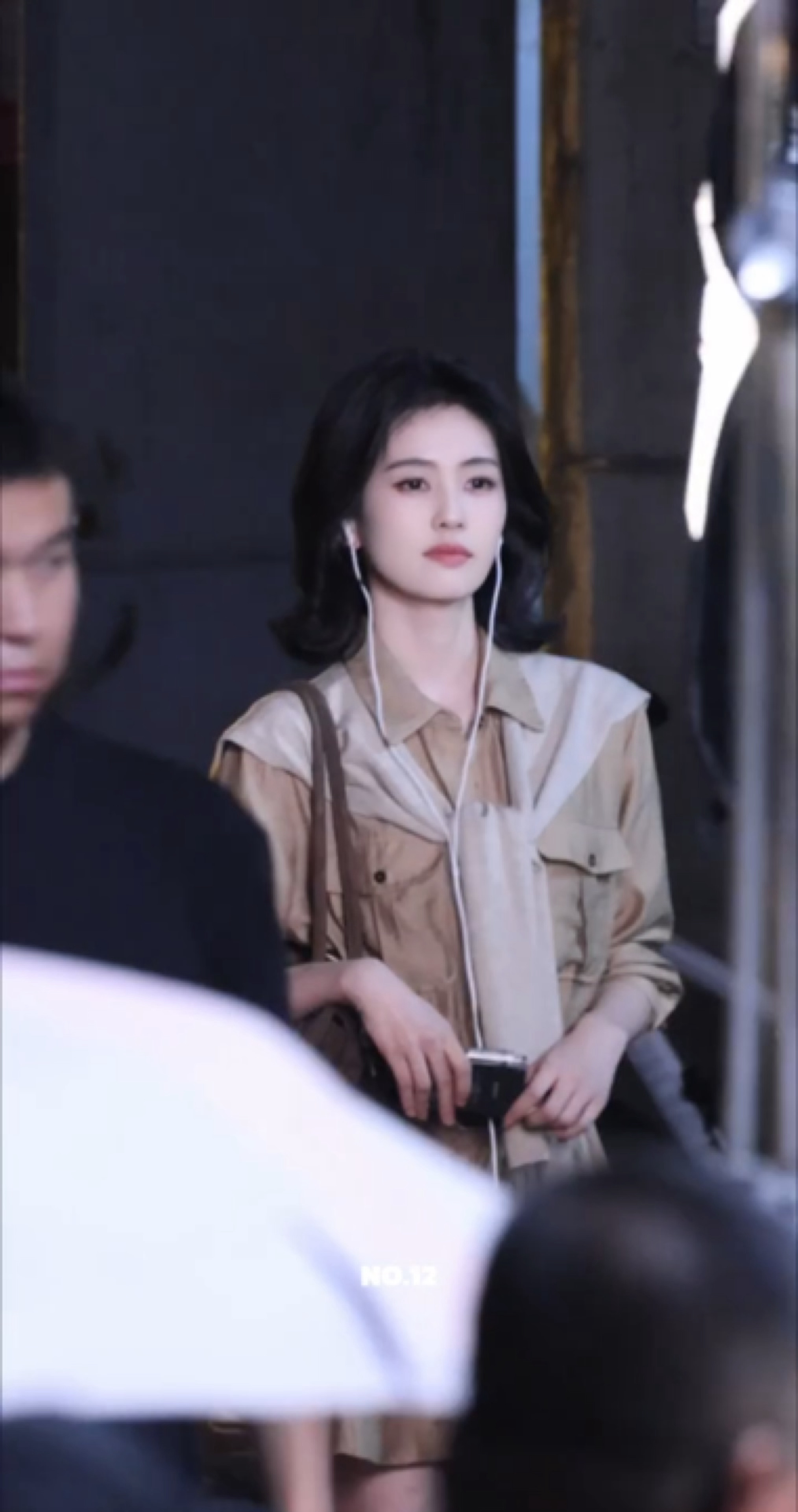 我想象中走夜路时戴有线耳机听音乐的忧郁感：白鹿戴有线耳机忧郁感白鹿戴耳机走夜路的
