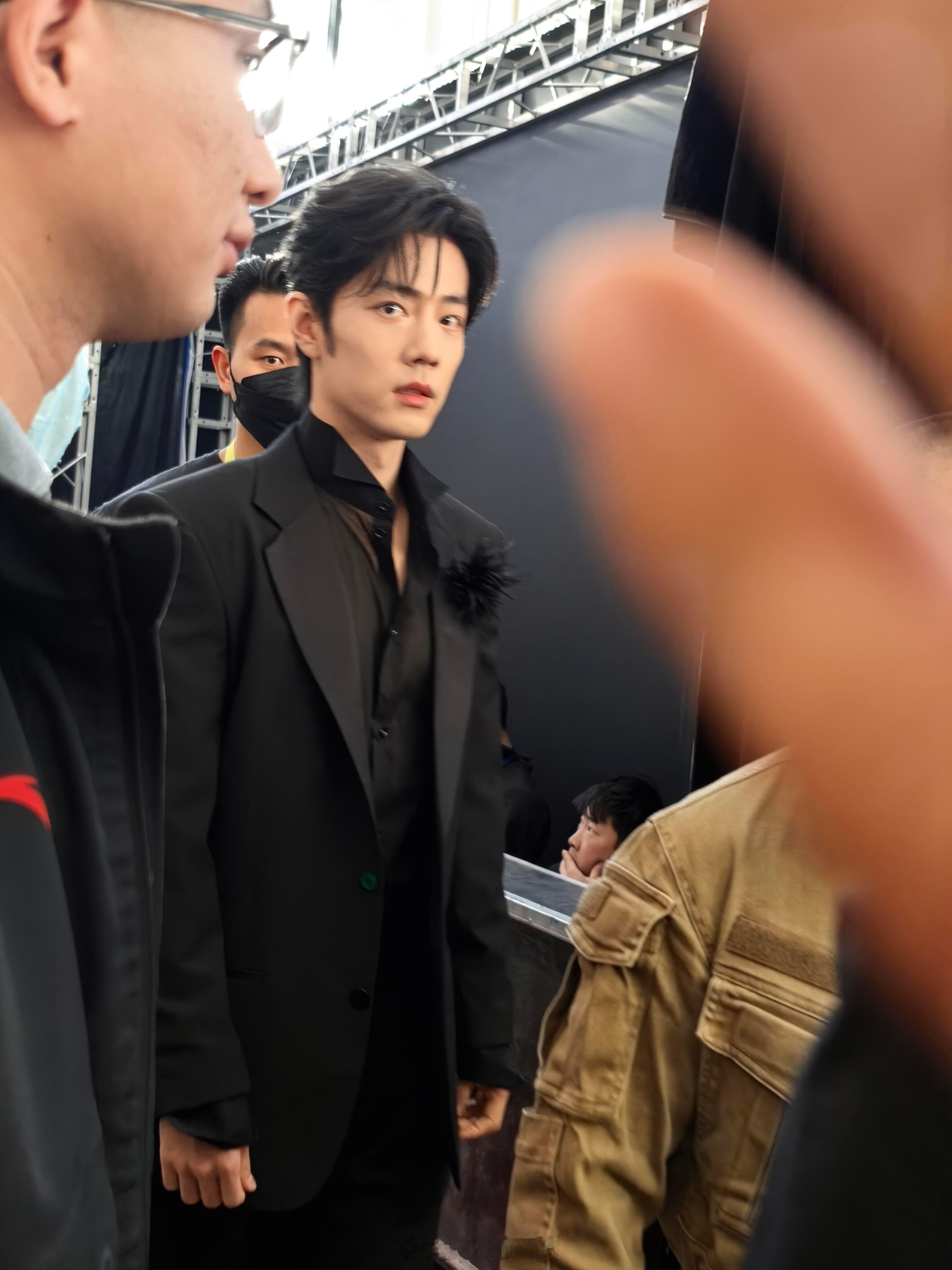 肖战北京大学生电影节红毯生图路透，肖战顺毛全黑西装造型状态挺帅的呀！