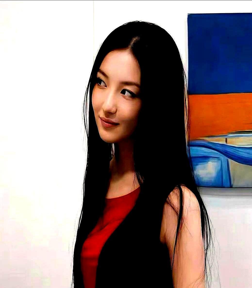 以为李亚鹏养了个女儿，没想到19年后，是王菲“重生”了。
 
近照里，1米74的