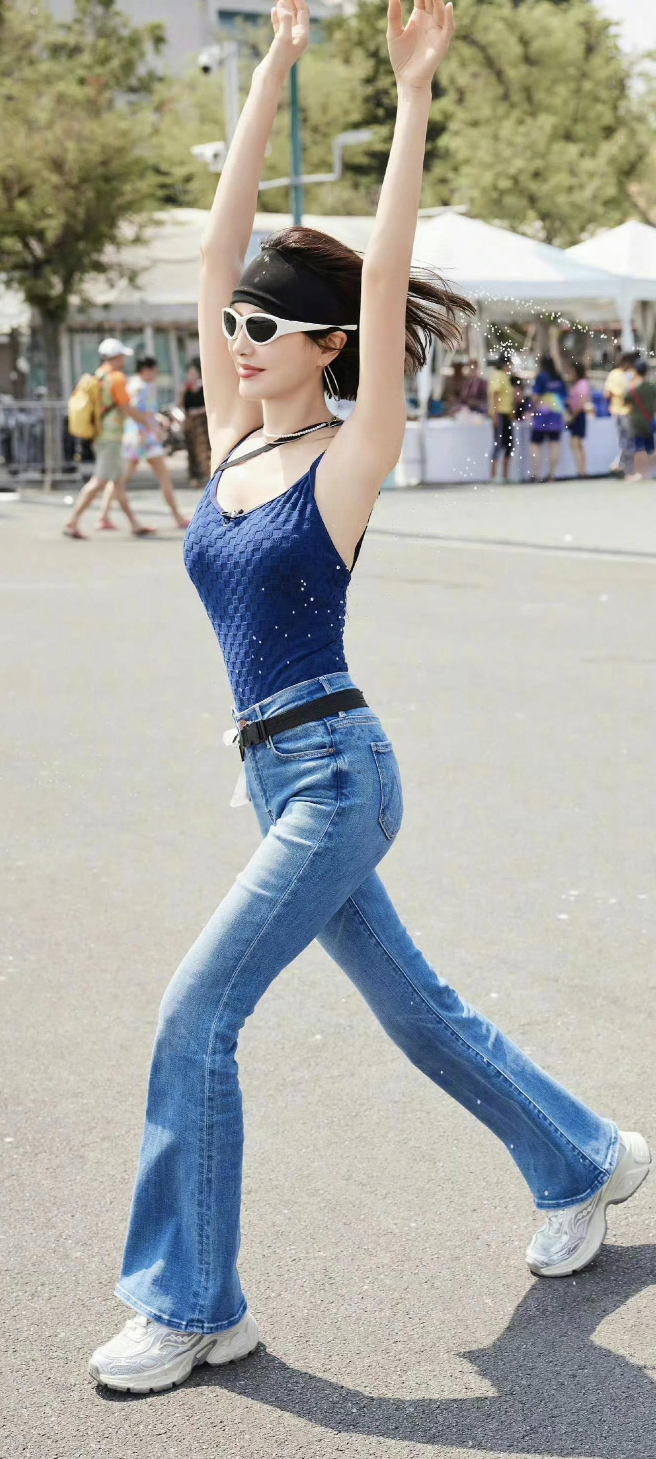 这身材绝了，要颜有颜要胸有胸，A4腰大长腿，想要这样的女朋友还是老婆？超级身材女