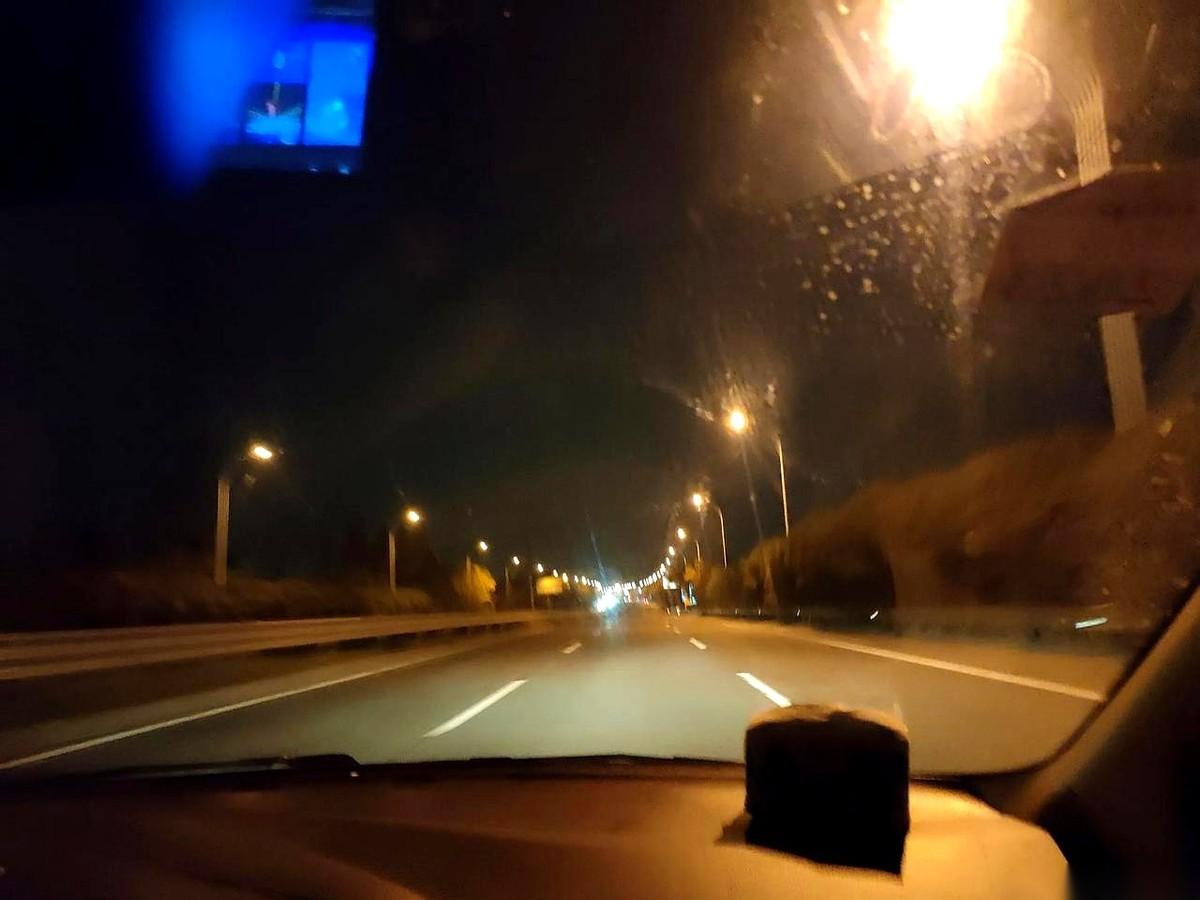 老家村里，装上路灯了。
天一擦黑，刷一下，齐刷刷全亮了。
那光，白惨惨的，照着空