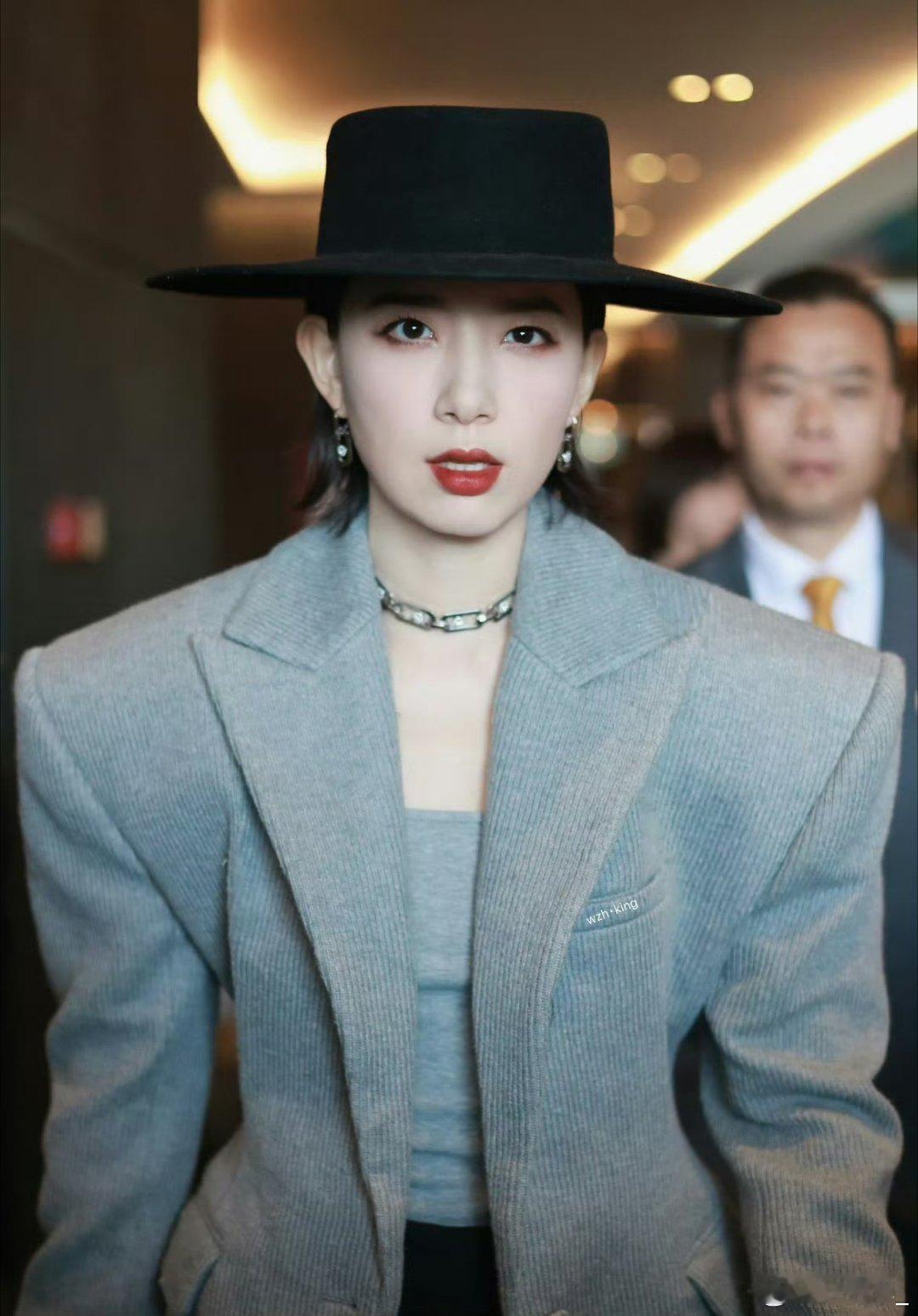 #李斯丹妮四开门大衣#李斯丹妮的这身造型真的超级有范儿呢！灰色四开门大衣，简直是