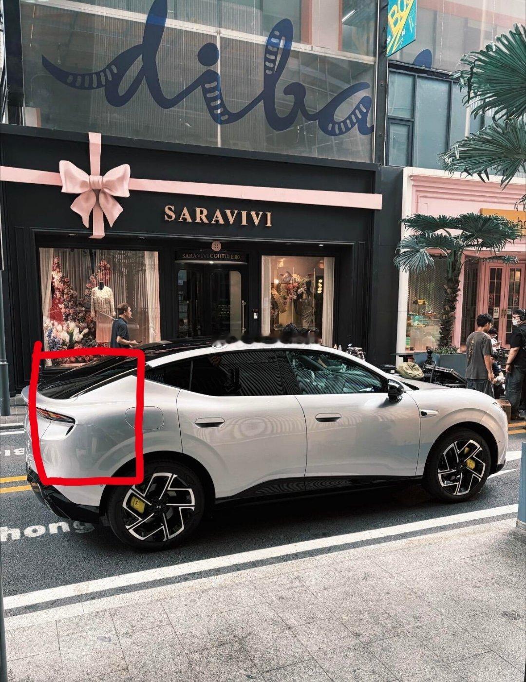 就这个尾灯处的设计真挺超跑概念的，小鹏从全新P7开始，设计就已经到了一个新高度了