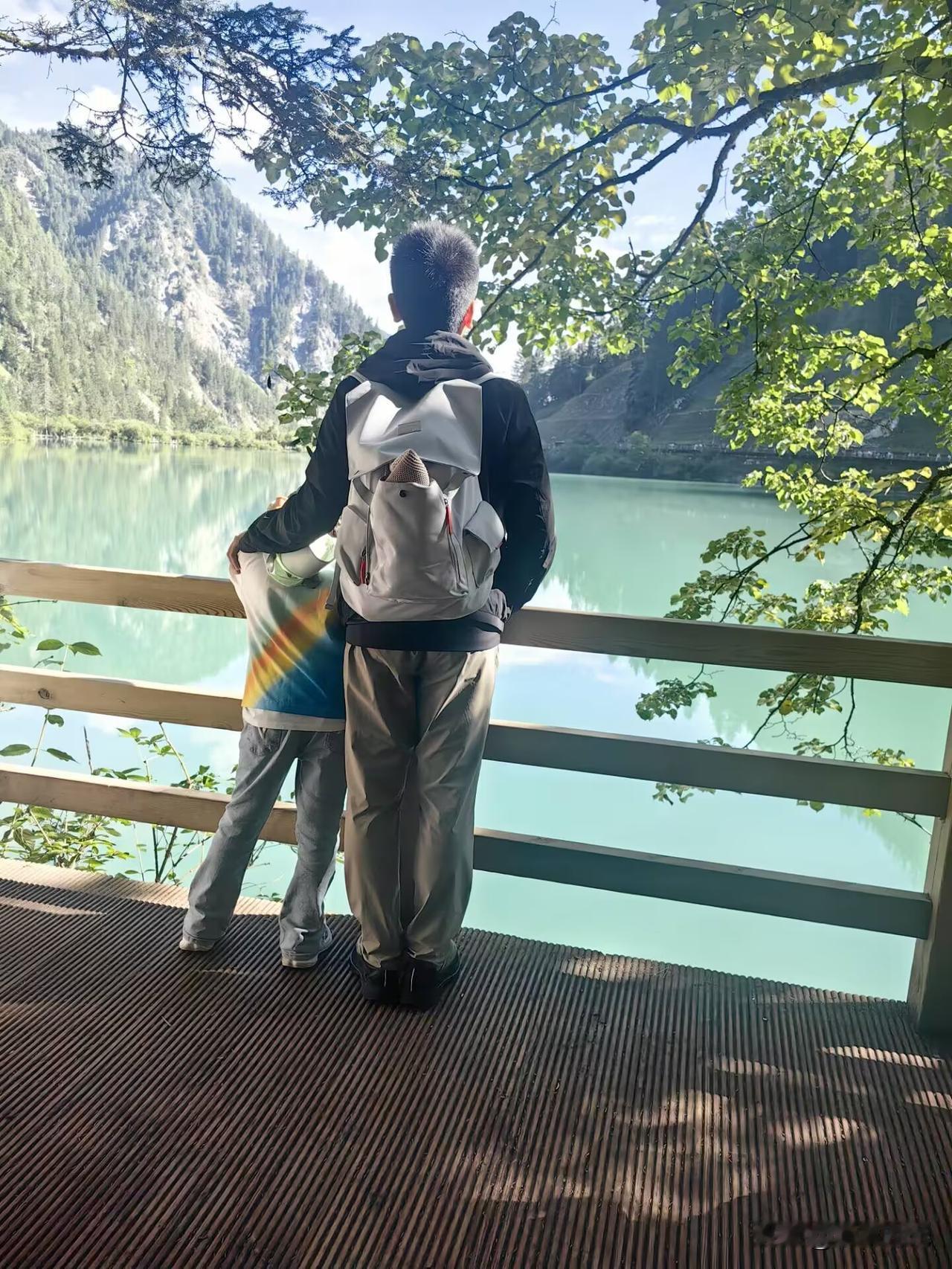 带俩娃来九寨沟，站在湖边看着兄妹俩的背影，心里一下子软乎乎的。哥哥今年十几，小丫