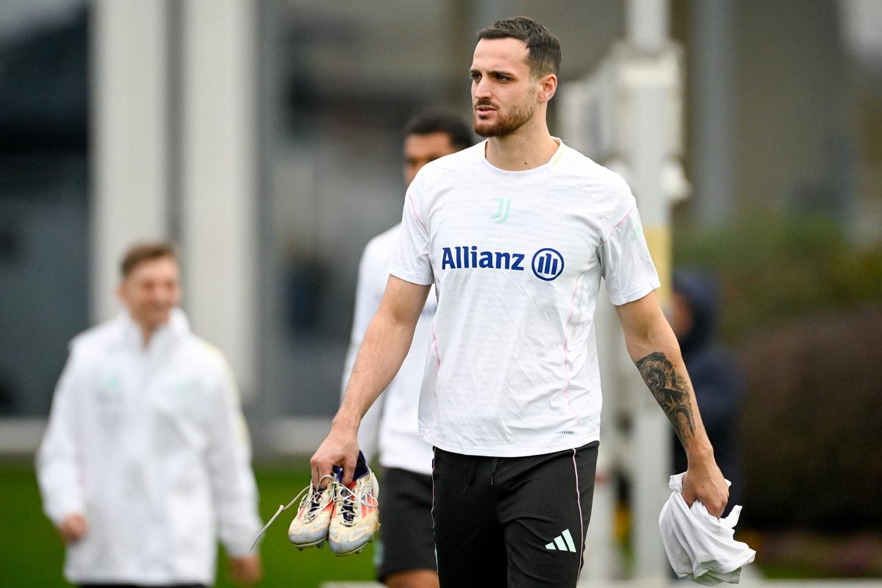 🏥伤情更新

当地时间今天上午，加蒂接受了右膝内侧半月板的选择性关节镜切除手术