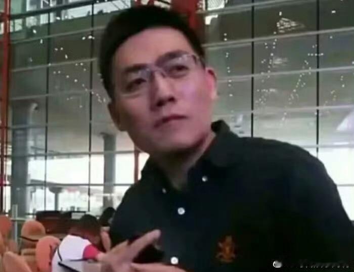 李飞是真把妹王俺不中了 越看李飞长的越像我高中年级主任 ​​​