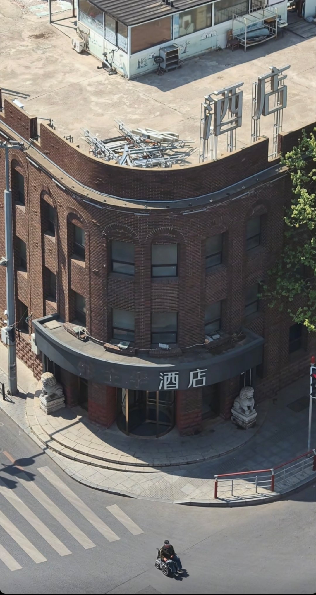 全李酒店 全季酒店现在招牌已经拆了，不知道是不是华住的要求，毕竟全李看起来确实有