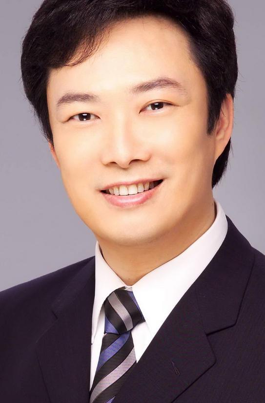 费玉清真是个传奇人物。2019年，他在台北小巨蛋封麦，告别了47年的舞台。如今7