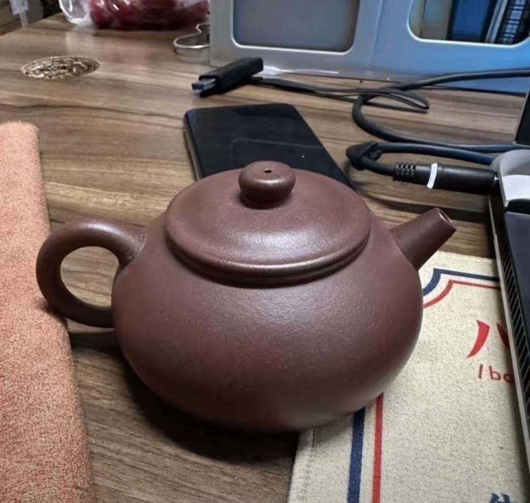 我爸以前在厂里上班，攒了一个月工资买了把紫砂壶，说退休了才用。结果放那儿都快三十