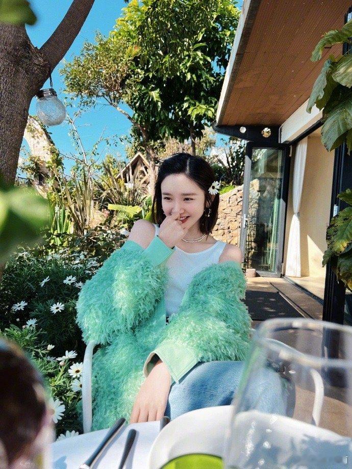 唐艺昕眼里都是对自己清唱的欣赏纯粹热爱永远戳人，美糖直播随心开嗓回味过往舞台，不