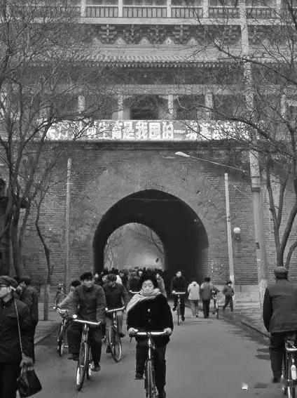 石家庄没有历史/持这种观点的人真不懂石家庄！这是七十年代石家庄的城门照片，亲眼目