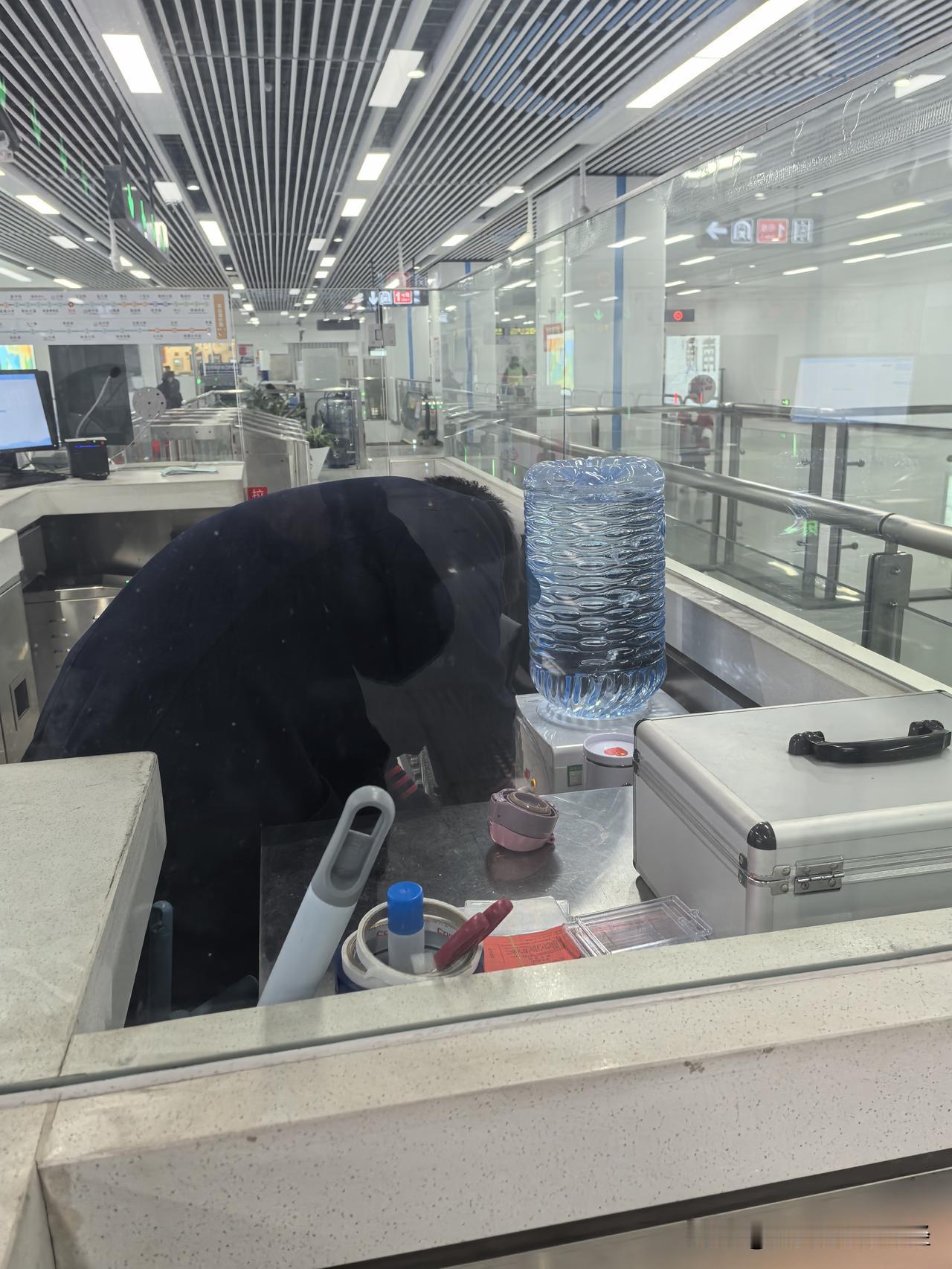 春节的南通地铁，不仅免费，更有温情。在站厅层正在商量哪里有水卖，值班地铁帅哥听到