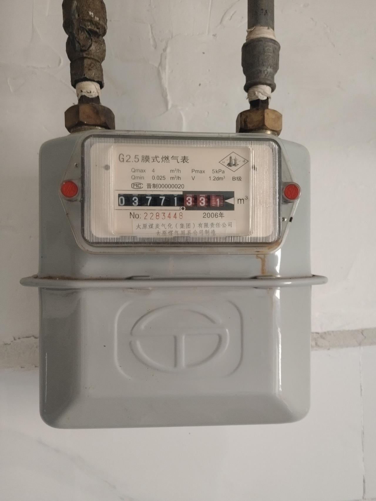 用了多年的老式煤气表终于下岗了，走的走的不走了，当工作人员卸下的那一刻，真是让人