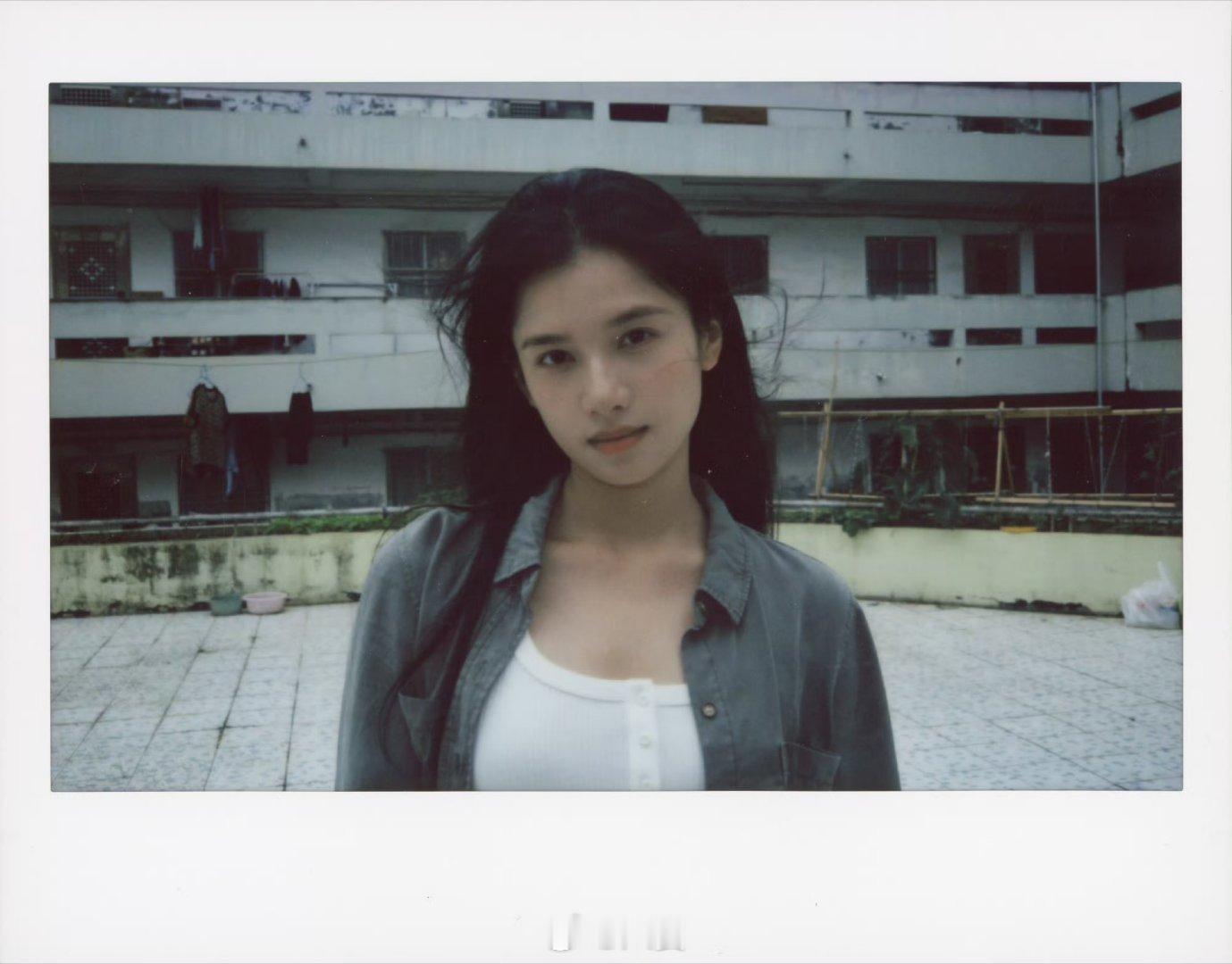 张婧仪苗靖拍立得胶片定格下的张婧仪太有味道了。柔和光影勾勒出众轮廓，自带浓郁故事