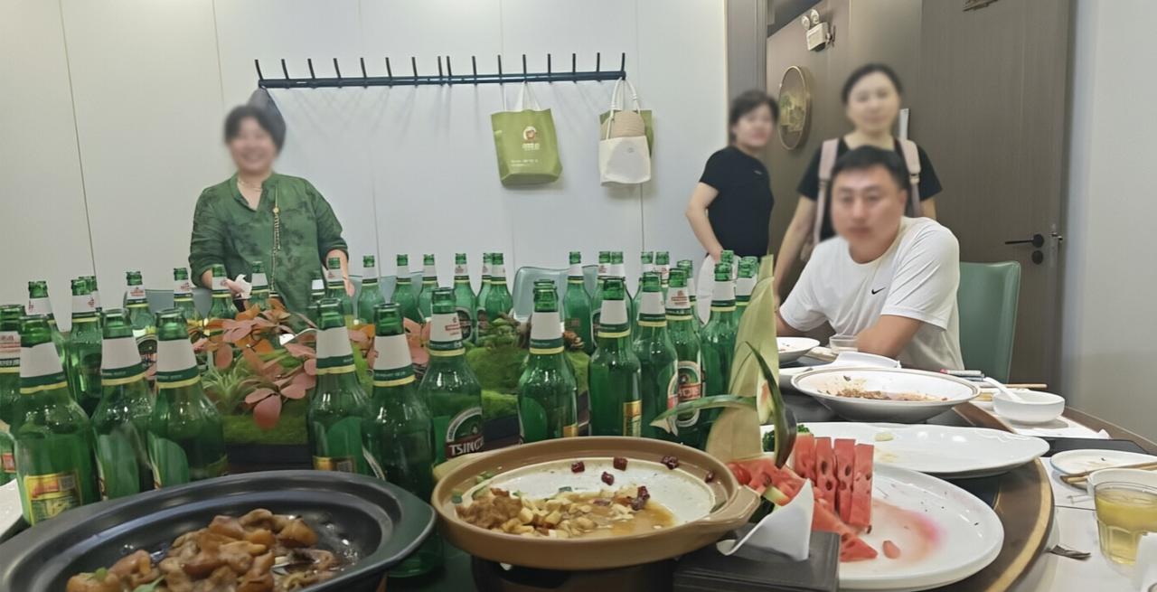 这个小城前天还在继续没命地倾泻着雨水，昨天竟然变戏法般晴空万里，有些闷热了。
​