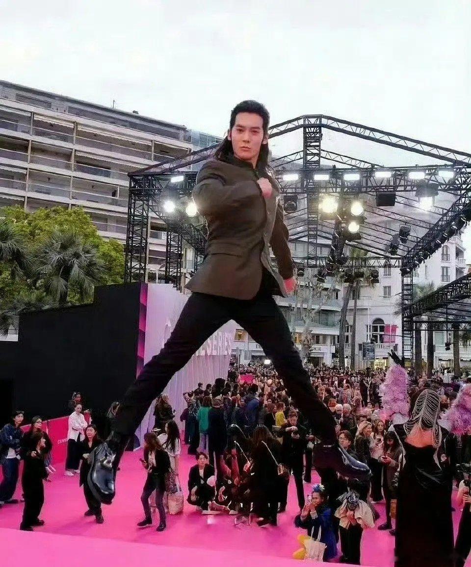 于适你个大傻春你在干什么 ​​​