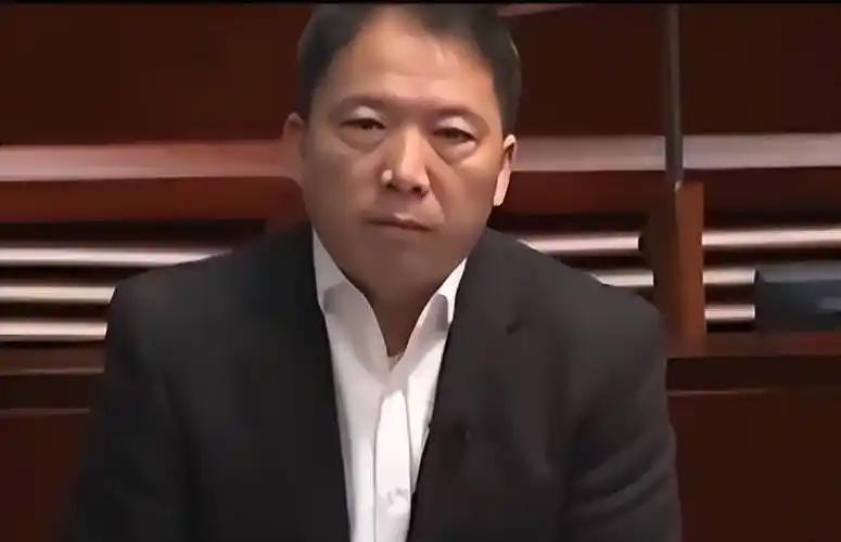 刑满 53 个月的前香港民主党主席胡志伟，出狱后第一时间奔赴英国，本以为凭多年作