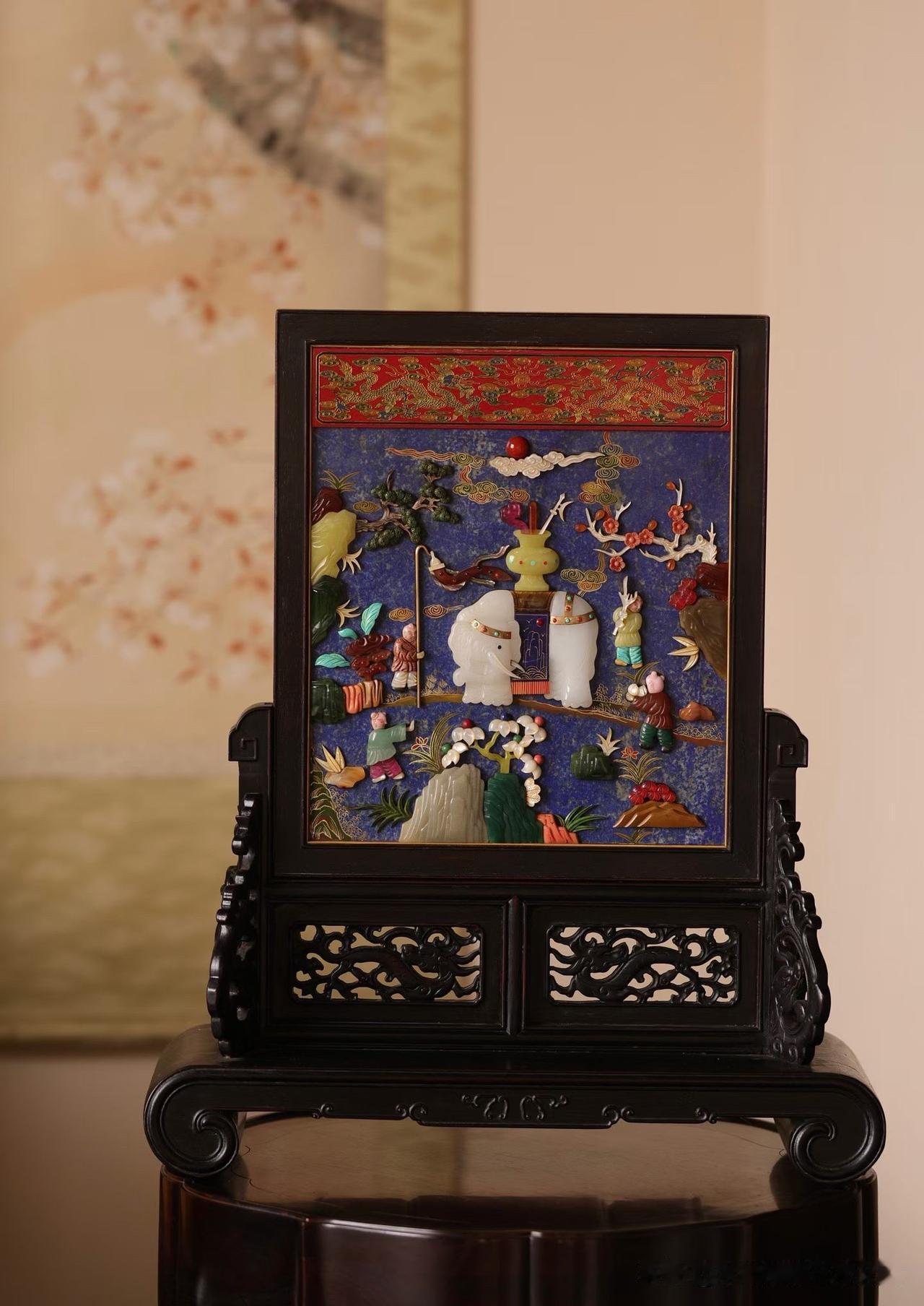 青金嵌百宝插屏｜一屏藏风雅，静赏中式吉祥意境✨

中式案头的高级氛围感，往往藏在
