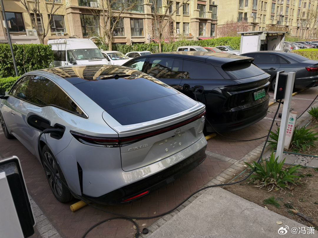 合体充电，边上的帕萨特显得瘦小，不过倒是不矮忽略i6的泥点子，连洗两次了 