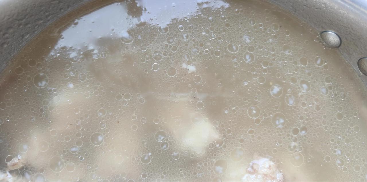 浮起来的全是塑料菜板的塑料
悬着的心终于s了，已经初步核实就是塑料，不是排骨软骨