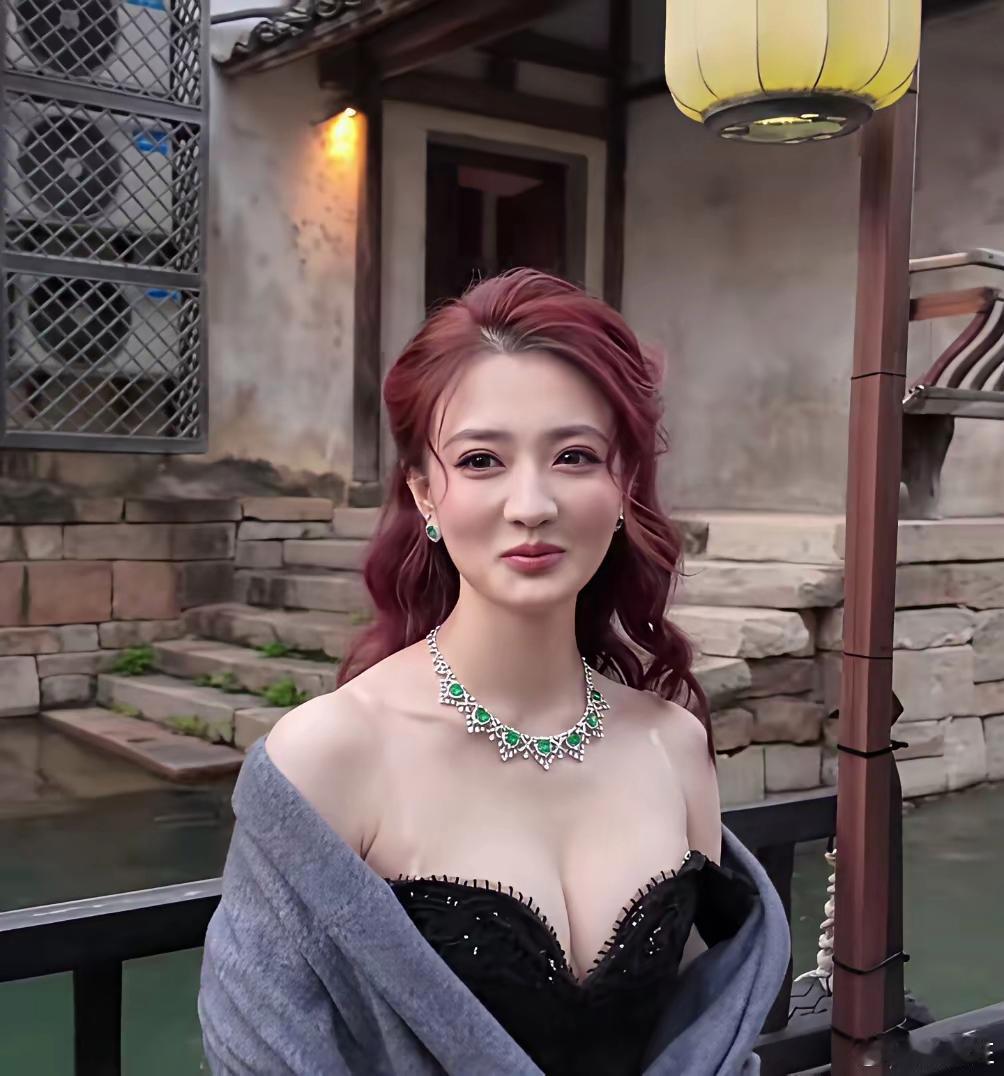 徐璐在自然光下皮肤白到发光，细腻透亮，整个人看着又嫩又精致 