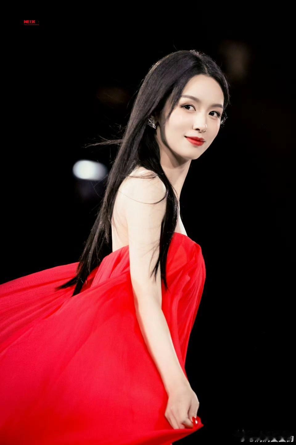 周也 东方红玫瑰，简简单单的乌发红裙，特别大方自信特别美🌹 ​