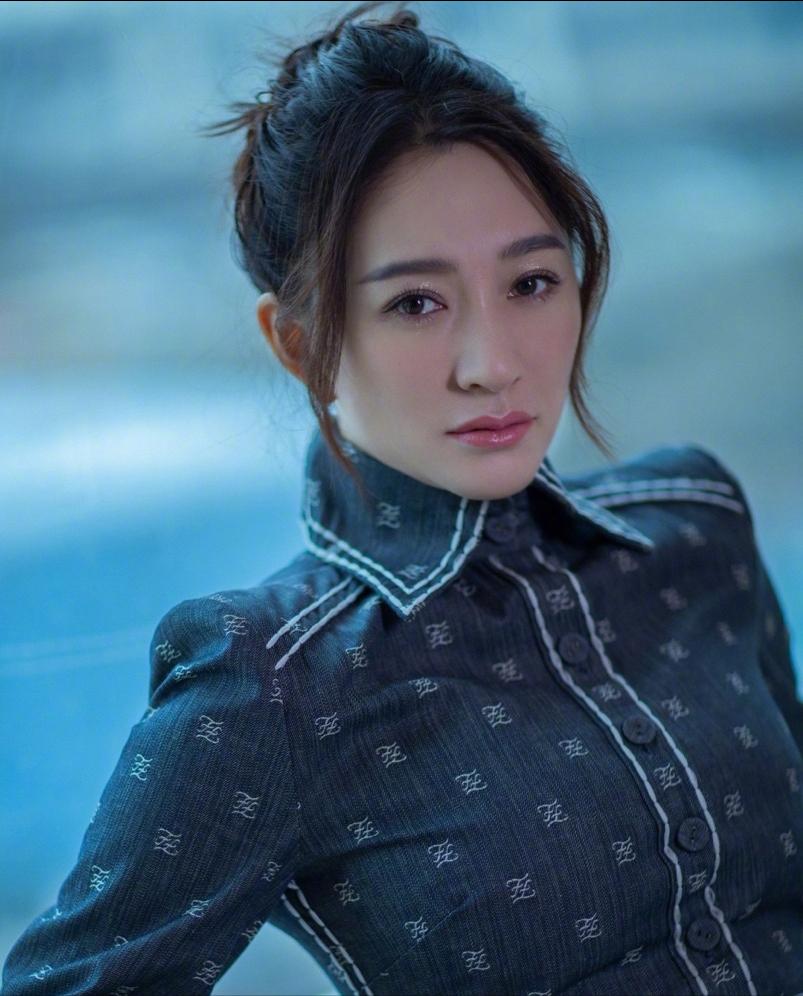 演员，李小冉说，有个成语叫天生丽质，可能我就是这样的人，不能过度保养，有段时间，