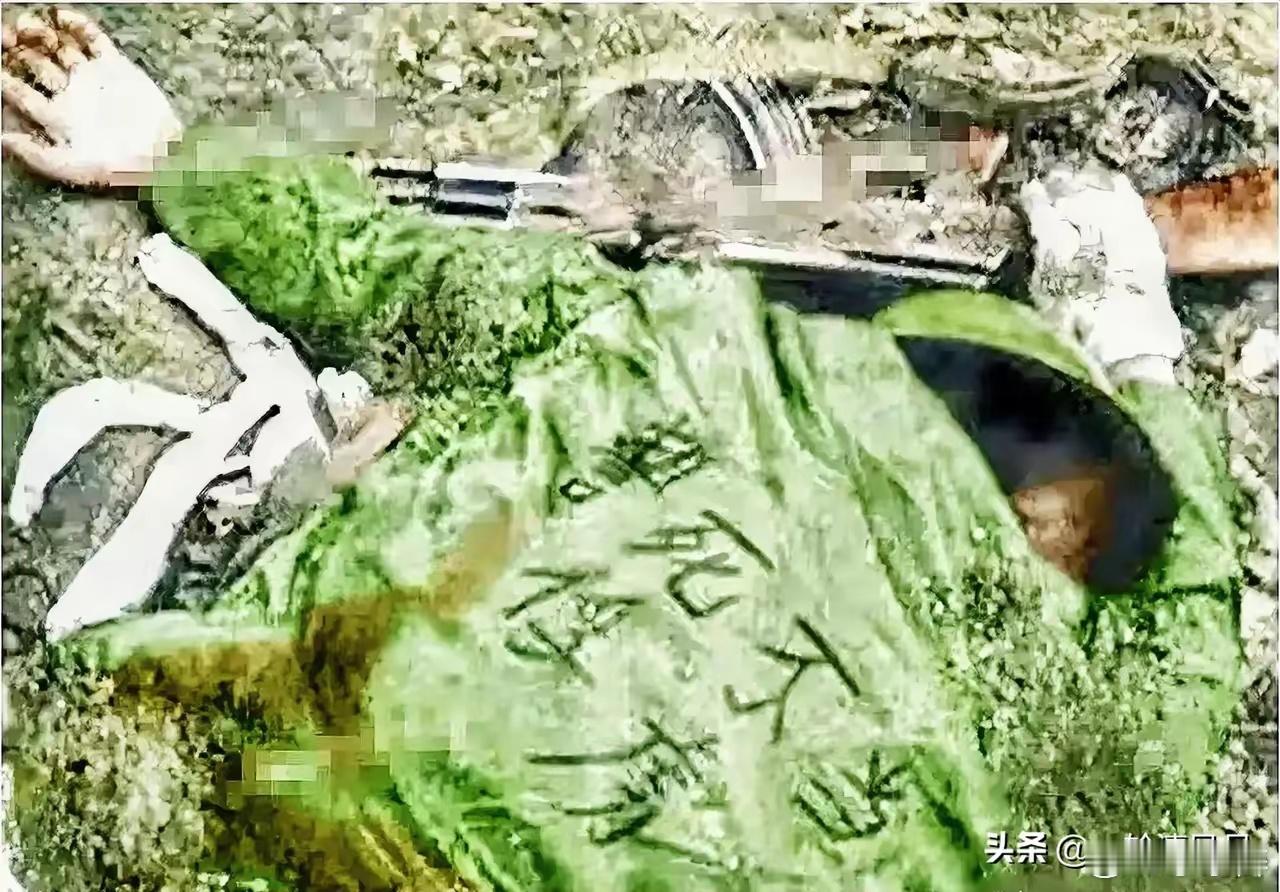 照片中已经牺牲了的这位战士，他叫张国政，来自海滨之城青岛，他牺牲在十九岁风华正茂